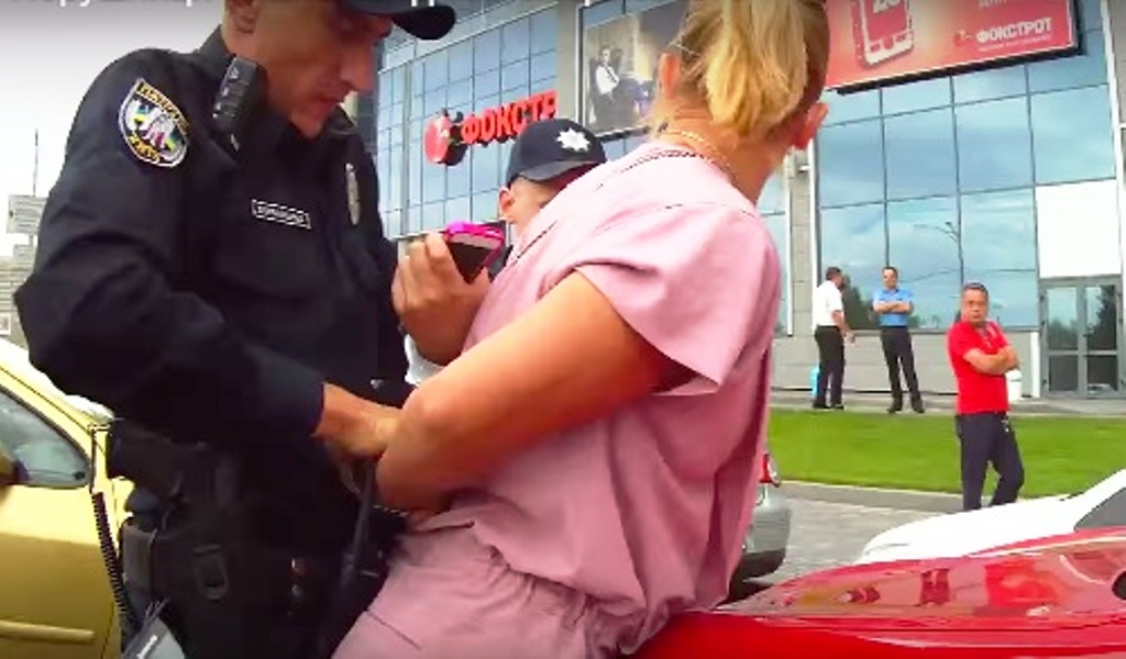 Женщина-полицейская сначала ебёт преступницу потом сажает в камеру