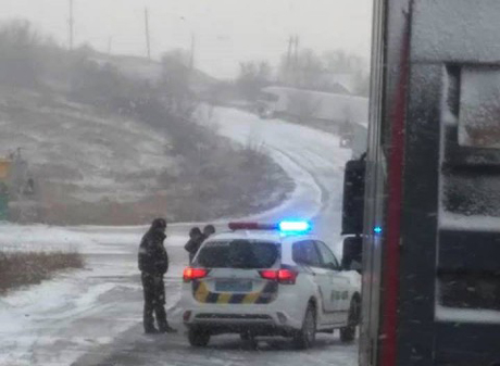 Свежие новости: На Николаевщине на крутом подъеме  развернуло грузовик с прицепом