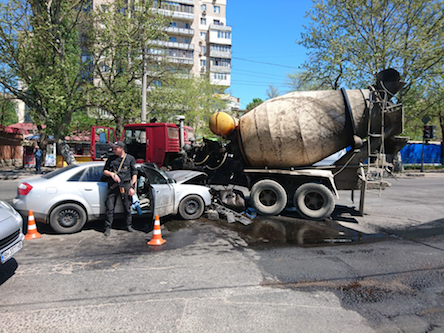 Свежие новости: ДТП в Одессе: водитель Audi пытался скрыться от полиции и врезался в бетономешалку