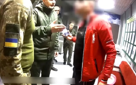 Свежие новости: ВИДЕО: Вместо Египта – в суд. В Борисполе с рейса сняли неадекватного пассажира