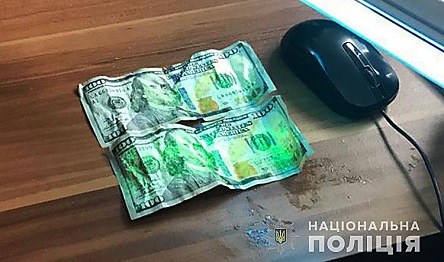 Свежие новости: На Закарпатье пограничник пытался съесть 200 долларов взятки, которые он вымогал за пропуск контрабанды