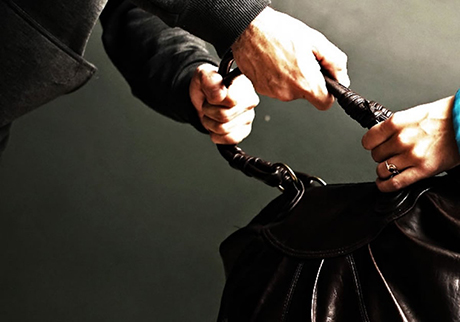 Свежие новости: В Николаеве женщину ограбили, как только она вышла из «маршрутки» – грабителей поймали, как только они вышли из дома