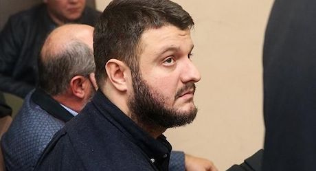 Свежие новости: После освобождения из зала суда сын Авакова сразу поехал к отцу в МВД, где пробыл до глубокой ночи, - журналисты