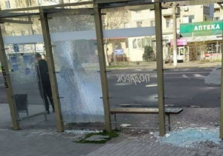 Свежие новости: В Николаеве вандалы в очередной раз разбили стеклянную остановку