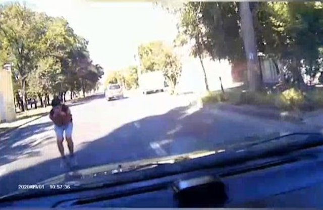 Свежие новости: Появилось видео, как в Николаеве мужчина «прыгает» под колеса