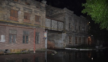 Свежие новости: В Николаеве канализация затопила улицу: местные жители