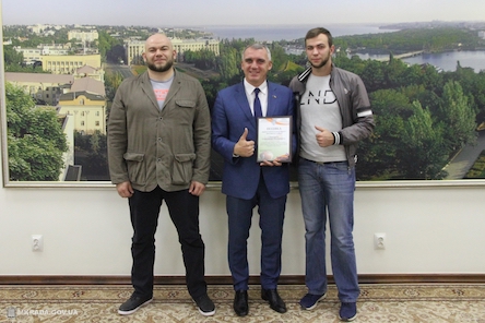 Свежие новости: Олександр Сєнкевич зустрівся з представниками клубу американського футболу 