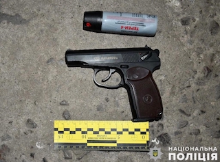 Фото новости: У Первомайську підліток з «пістолетом» напав на молоду пару Свежие новости: У Первомайську підліток з «пістолетом» напав на молоду пару