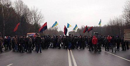 Свежие новости: В Первомайске радикалы грозятся перекрыть трассу, если до вечера не залатают яму на дороге