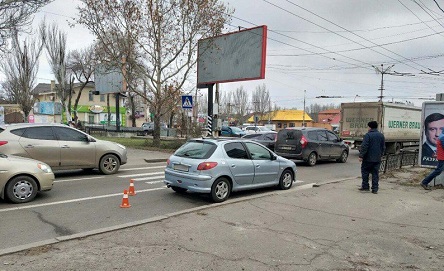 Свежие новости: В центре Николаева «Пежо» сбил маму с ребёнком на переходе