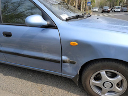 Свежие новости: В Николаеве пешеход с разбега запрыгнул на капот автомобиля и помял ему крыло