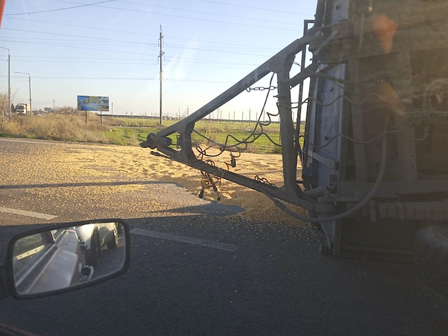 Свежие новости: Возле Николаева на Баштанском кольце перевернулся зерновоз