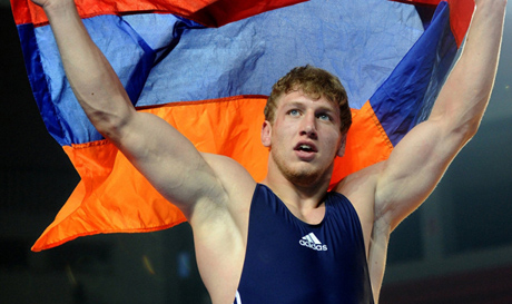 Свежие новости: Армянский спортсмен дарит детям города Алеппо белых мишек