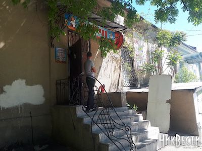 Свежие новости: Николаевцы пожаловались на наливайку под видом магазина у них под окнами