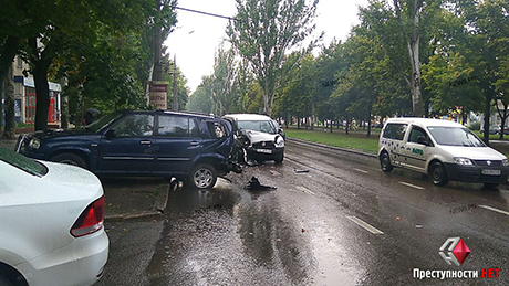Свежие новости: В Николаеве на проспекте минивэн врезался в припаркованный внедорожник