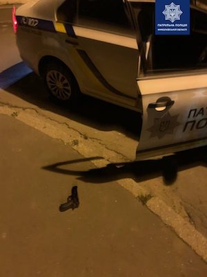 Свежие новости: В Николаеве мужчина ходил по школе с пистолетом и стрелял