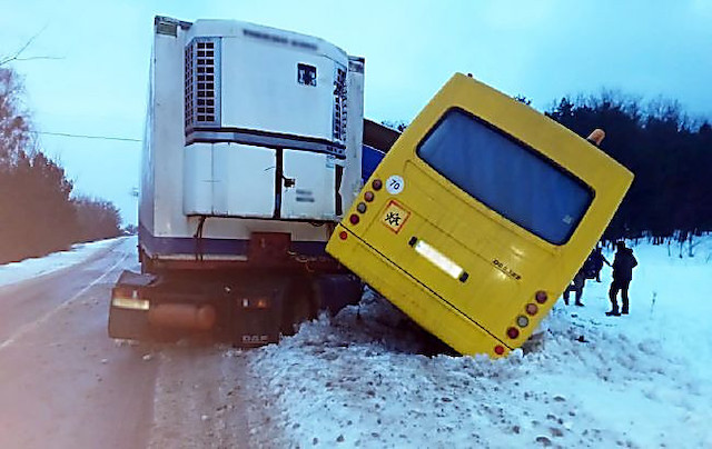 Свежие новости: На Чернігівщині зіткнулися фура та шкільний автобус
