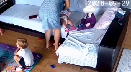 Свежие новости: Смерть в нелегальном детском саду: появилось видео действий воспитателя 18+