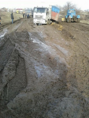 Свежие новости: Водители снова возмущены состоянием трассы «Николаев-Кропивницкий»: служба автодорог направила технику для ремонта