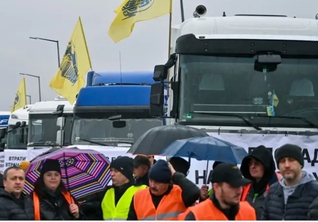 Свежие новости: Польські фермери розкрили українські фури та висипали зерно