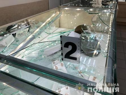 Свежие новости: В Киеве злоумышленники ограбили ювелирный магазин