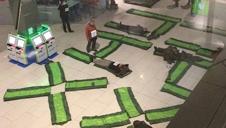 Свежие новости: В аэропорту Киева прошел перформанс против 