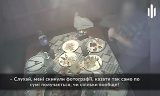 Фото новости: З'явилося відео, як працівники військкомату за столом обговорюють суми хабарів для ухилянтів Свежие новости: З'явилося відео, як працівники військкомату за столом обговорюють суми хабарів для ухилянтів