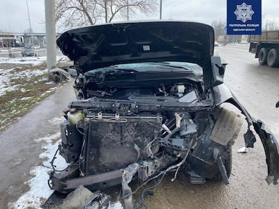 Свежие новости: На автодороге Одесса-Киев «Ниссан» врезался в светофор и столб