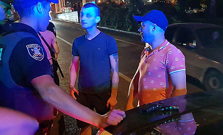 Фото новости: В ночном конфликте в центре Николаева никто от огнестрельного оружия не пострадал – участники драки отказались от претензий друг к другу Свежие новости: В ночном конфликте в центре Николаева никто от огнестрельного оружия не пострадал – участники драки отказались от претензий друг к другу