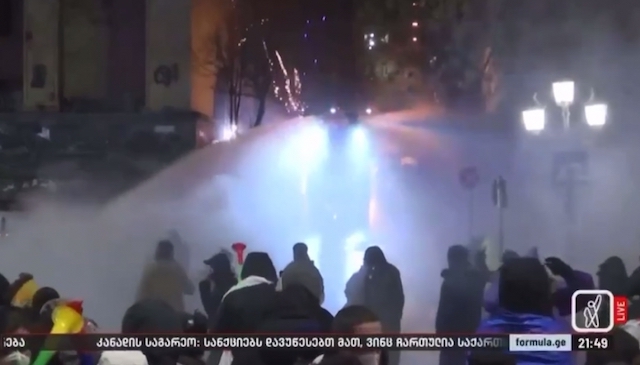 Свежие новости: У Тбілісі силовики жорстко розганяють акцію протесту: використовують водомети