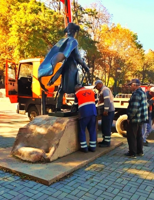 Свежие новости: У Миколаєві прибрали пам'ятник Фалєєву