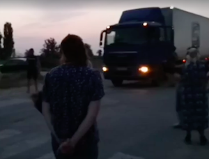 Фото новости: Жители Нового Буга протестуя блокировали трассу Свежие новости: Жители Нового Буга протестуя блокировали трассу