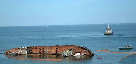 Свежие новости: ЧП с танкером Delfi в Одессе признали чрезвычайной ситуацией