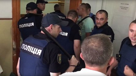 Свежие новости: Пациент устроил резню в психбольнице Львова: полиция пошла на штурм (видео 18+)