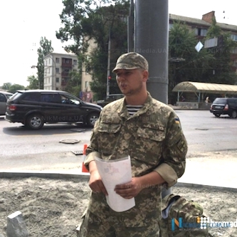 Свежие новости: Бывший морской спецназовец из Очакова приковал себя к столбу возле Минобороны в Киеве