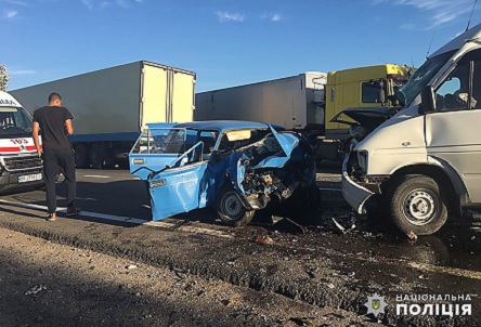 Фото новости: На Николаевщине на трассе столкнулись микроавтобус и легковушка: Один человек погиб, среди пострадавших – дети Свежие новости: На Николаевщине на трассе столкнулись микроавтобус и легковушка: Один человек погиб, среди пострадавших – дети