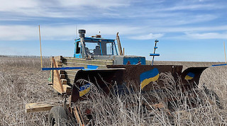 Свежие новости: Харківський фермер створив броньований безпілотний трактор, щоб розмінувати поля