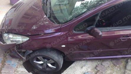 Свежие новости: В центре Одессы под машиной провалился асфальт