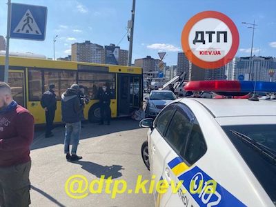 Свежие новости: В Киеве автобус с пассажирами влетел в столб, а затем в машину