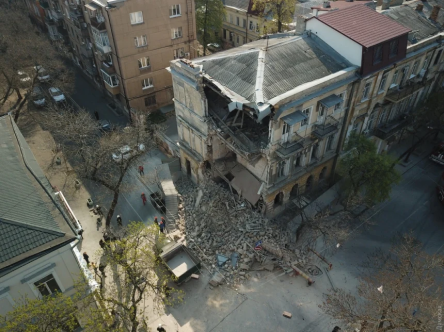 Фото новости: ВИДЕО: В центре Одессы обрушился старинный дом Свежие новости: ВИДЕО: В центре Одессы обрушился старинный дом