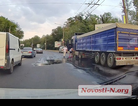Свежие новости: На мосту в Николаеве фура пробила топливный бак