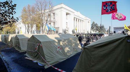 Свежие новости: Саакашвили с теплыми вещами поселился в палатке МихоМайдана у Верховной Рады