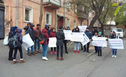 Свежие новости: У Одесского медина митингуют иностранцы