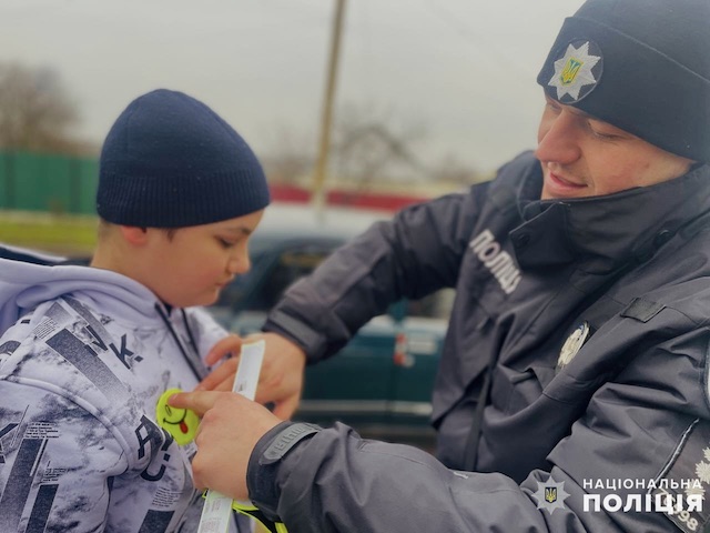 Фото новости: У Баштанці поліцейські дарували світловідбиваючі подарунки неповнолітнім Свежие новости: У Баштанці поліцейські дарували світловідбиваючі подарунки неповнолітнім