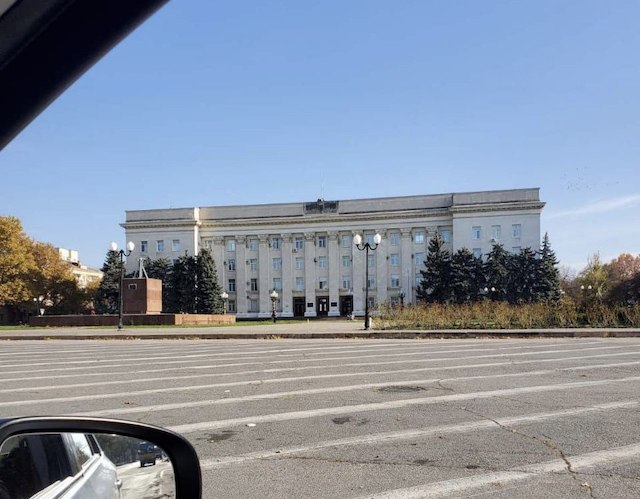 Свежие новости: У Херсоні з будівлі ОДА зник російський прапор