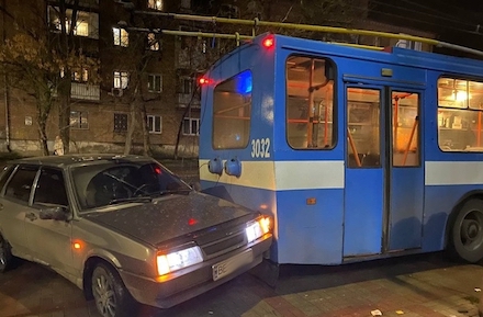 Свежие новости: В Николаеве троллейбус, двигаясь задним ходом, врезался в авто