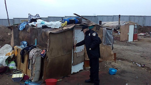 Свежие новости: Полиция проверила самовольное поселение в пригороде Николаева – выписала штрафы и изъяла самогон