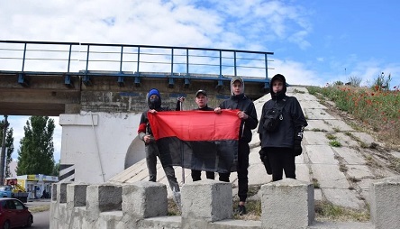 Свежие новости: В Николаеве «Правый сектор» вывесил красно-черный флаг на мосту — люди вызвали полицию