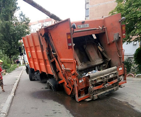 Свежие новости: В Николаеве под мусоровозом провалился асфальт