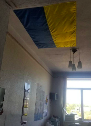 Свежие новости: В здании Николаевской РГА дырку в потолке замаскировали большим флагом